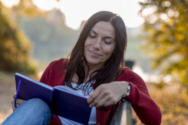 Brünette Frau im Herbst, Mailand, Italien - ISF26376