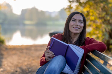 Brünette Frau im Herbst, Mailand, Italien - ISF26379