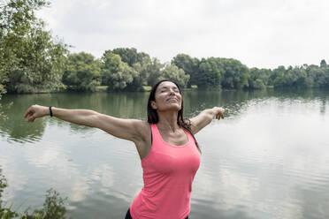 Fitness-Frau im Park, Mailand, Italien. - ISF26393