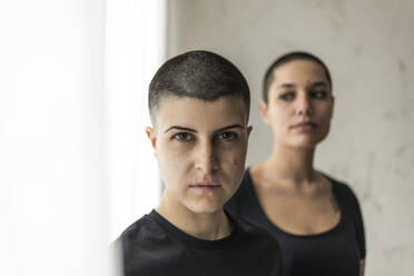 Tätowierte Frauen in Innenräumen, Mailand, Italien. - ISF26433