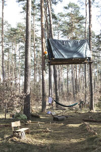 Waldcamp mit zwischen Bäumen hängendem Baumhaus - CMF00905