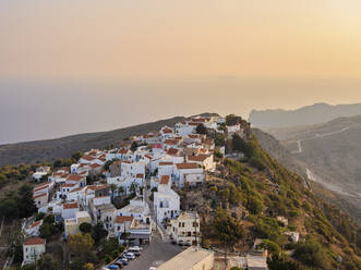 Nikia Dorf bei Sonnenuntergang, Blick von oben, Insel Nisyros, Dodekanes, Griechische Inseln, Griechenland, Europa - RHPLF33536
