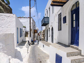 Straße der Stadt Mandraki, Insel Nisyros, Dodekanes, Griechische Inseln, Griechenland, Europa - RHPLF33564