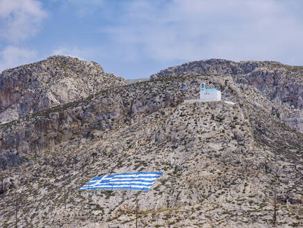 Auferstehungskirche und die griechische Flagge, Pothia (Stadt Kalymnos), Insel Kalymnos, Dodekanes, Griechische Inseln, Griechenland, Europa - RHPLF33626