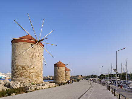 Windmühlen im Hafen von Mandraki, Rhodos-Stadt, Insel Rhodos, Dodekanes, Griechische Inseln, Griechenland, Europa - RHPLF33635