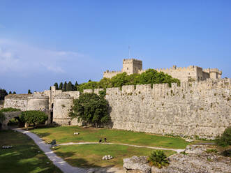 Festungsmauer und Palast des Großmeisters der Ritter von Rhodos, UNESCO-Weltkulturerbe, Mittelalterliche Altstadt, Rhodos-Stadt, Insel Rhodos, Dodekanes, Griechische Inseln, Griechenland, Europa - RHPLF33640