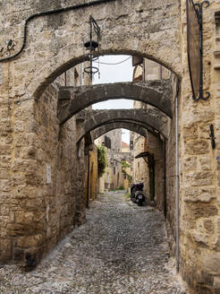 Straße der mittelalterlichen Altstadt, Rhodos-Stadt, Insel Rhodos, Dodekanes, Griechische Inseln, Griechenland, Europa - RHPLF33641