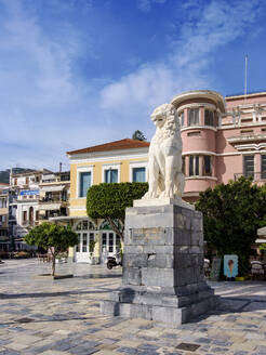 Löwenstatue am Hauptplatz von Pythagora, Samos-Stadt, Insel Samos, Nördliche Ägäis, Griechische Inseln, Griechenland, Europa - RHPLF33678