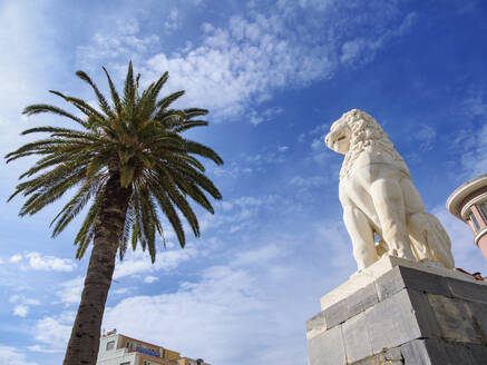 Löwenstatue am Hauptplatz von Pythagora, Samos-Stadt, Insel Samos, Nördliche Ägäis, Griechische Inseln, Griechenland, Europa - RHPLF33679