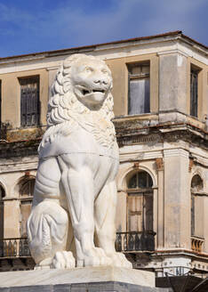 Löwenstatue am Hauptplatz von Pythagora, Samos-Stadt, Insel Samos, Nördliche Ägäis, Griechische Inseln, Griechenland, Europa - RHPLF33680