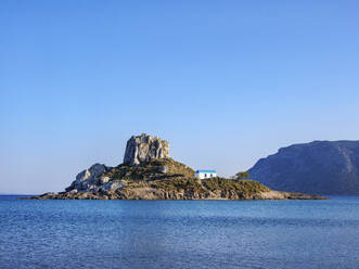 Die Insel Kastri vom Strand von Agios Stefanos aus gesehen, Kamari-Bucht, Insel Kos, Dodekanes, Griechische Inseln, Griechenland, Europa - RHPLF33692