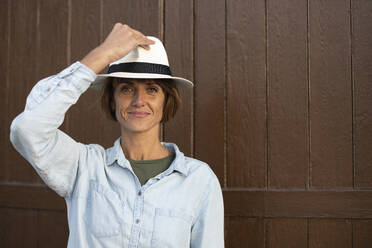 Woman with hat on a summer day - OSVF00008