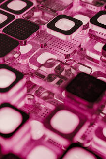 Abstrakte Mikrochip-Blöcke mit beleuchtetem rosa Licht - JPF00497