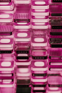 Schichten von Mikrochip-Blöcken mit rosa Licht beleuchtet - JPF00498