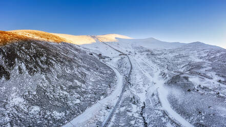 UK, Schottland, Aviemore, Luftaufnahme einer Skipiste in den Cairngorm Mountains - SMAF02716