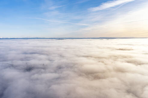 UK, Schottland, Luftaufnahme einer Wolkeninversion - SMAF02726