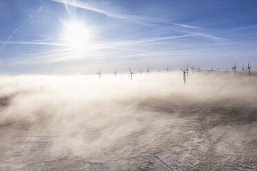 UK, Schottland, Luftaufnahme des in Nebel gehüllten Windparks Dun Law - SMAF02727