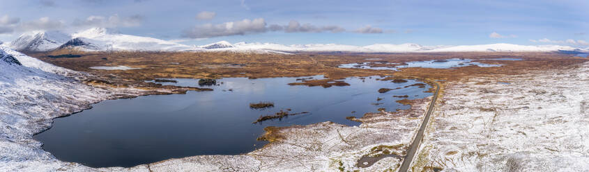 UK, Schottland, Bridge of Orchy, Luftbildpanorama von Lochan na h-Achlaise und Rannoch Moor - SMAF02728