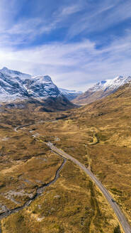 UK, Schottland, Ballachulish, Luftaufnahme der A82, die durch Glencoe führt - SMAF02733