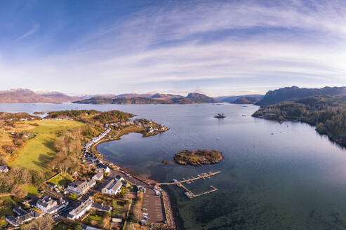 UK, Schottland, Plockton, Luftaufnahme des Dorfes am Ufer des Loch Carron - SMAF02740