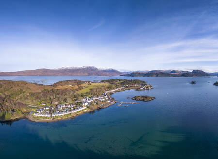 UK, Schottland, Plockton, Luftaufnahme des Dorfes am Ufer des Loch Carron - SMAF02741