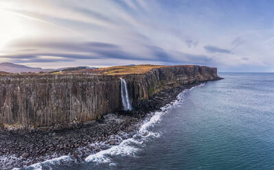 UK, Schottland, Luftaufnahme des Kilt Rock Wasserfalls - SMAF02743