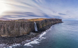 UK, Schottland, Luftaufnahme des Kilt Rock Wasserfalls - SMAF02743