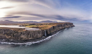 UK, Schottland, Luftaufnahme des Kilt Rock Wasserfalls - SMAF02744