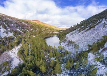 UK, Schottland, Aviemore, Luftaufnahme von An Lochan Uaine im Glenmore Forest Park - SMAF02753