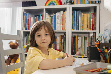 Junge zeichnet auf Papier im Kinderzimmer zu Hause - ELMF00130