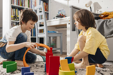 Brüder spielen mit buntem Holzspielzeug zu Hause - ELMF00137