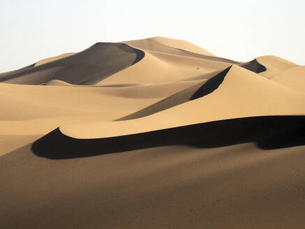 Sanddünen in der Wüste Sahara an einem sonnigen Tag, Marokko, Nordafrika - DSGF02513