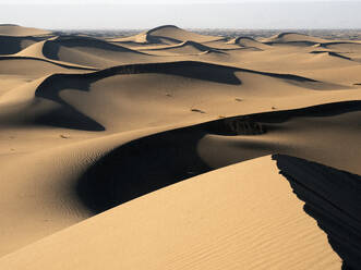 Erg Chegaga Sanddünen in der Sahara-Wüste an einem sonnigen Tag in Marokko, Nordafrika - DSGF02516
