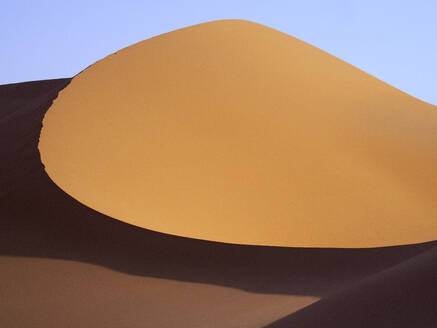 Sanddüne von Erg Chegaga in der Wüste Sahara an einem sonnigen Tag in Marokko, Nordafrika - DSGF02520