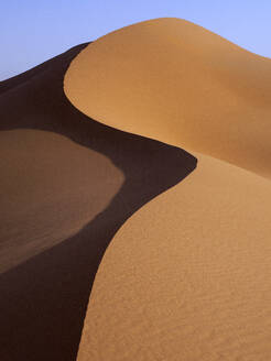 Sanddüne von Erg Chegaga in der Wüste Sahara an einem sonnigen Tag, Marokko, Nordafrika - DSGF02521