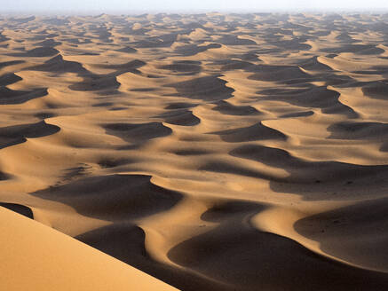 Sanddünen von Erg Chegaga in der Wüste Sahara an einem sonnigen Tag, Marokko, Nordafrika - DSGF02522