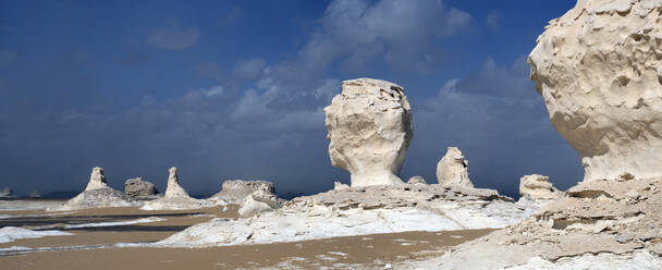 Limestone rock formations in white Sahara desert, Egypt - DSGF02525