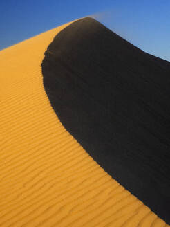 Sanddüne unter blauem Himmel in der Wüste Sahara, Ägypten - DSGF02532
