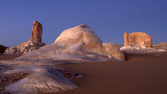 Limestone rock formations in the White Desert at sunset. Egypt, Western Sahara desert - DSGF02533