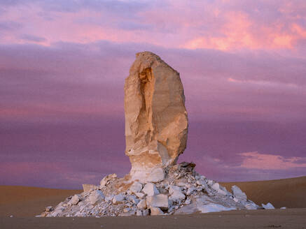 Limestone rock formations in the White Desert at sunset. Egypt, Western Sahara desert - DSGF02534