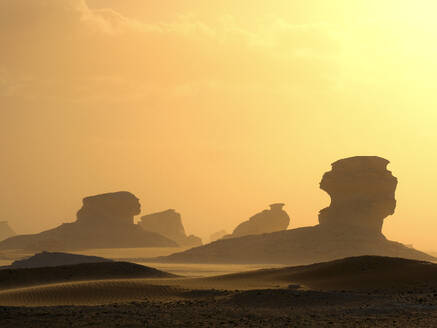 Limestone rock formations in the White Desert at sunset. Egypt, Western Sahara desert - DSGF02536