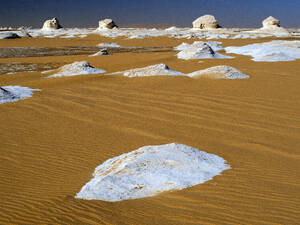 Limestone rock formations in the White Desert at sunset. Egypt, Western Sahara desert - DSGF02538