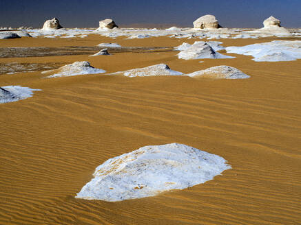 Weiße Kalksteinfelsen auf Sand in der Wüste Sahara bei Sonnenuntergang, Ägypten - DSGF02538