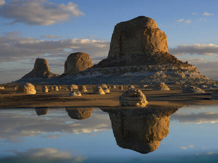 Limestone rock formations in the White Desert at sunset. Egypt, Western Sahara desert - DSGF02539