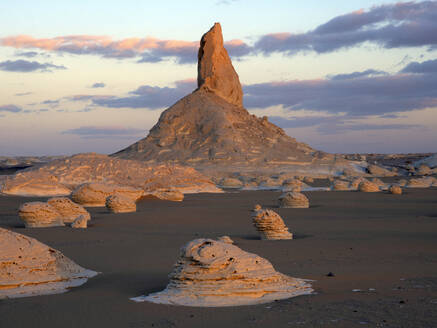 Limestone rock formations in the White Desert at sunset. Egypt, Western Sahara desert - DSGF02540