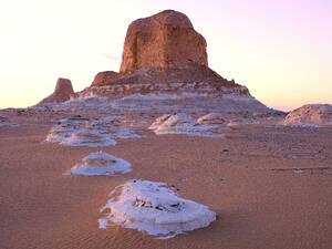 Limestone rock formations in the White Desert at sunset. Egypt, Western Sahara desert - DSGF02541