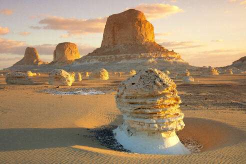 Kalksteinfelsen in der weißen Sandwüste Sahara bei Sonnenuntergang, Ägypten - DSGF02542