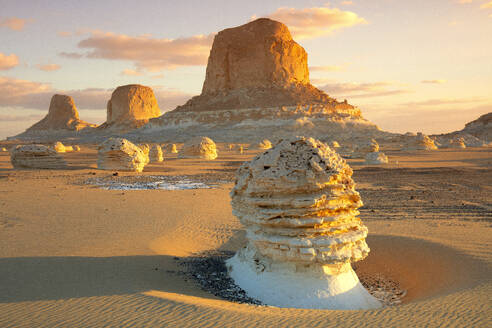 Limestone rock formations in the White Desert at sunset. Egypt, Western Sahara desert - DSGF02542