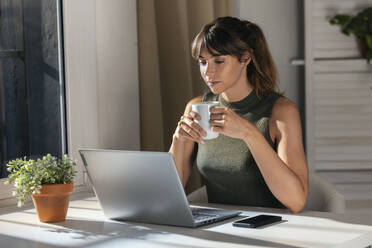 Woman at the office, Barcelona, Spain - JSRF02976