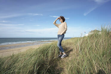 Abgeschiedenheit Allein Alleinreisend Aussicht Aussicht bewundern Auszeit Außenaufnahme Betrachtung Bewölkt Denken Domburg Dunkelhaarig Eine Person Einsam Einsamkeit Entspannt Entspannung Erholen Erholung Erwachsene Erwachsener Europäer Europäerin Farbaufnahme Ferien Fotografie Frau Frau mittleren Alters Freizeit Freizeitkleidung Gewässer Himmel Holzpfahl Jacke Kühl Lifestyle Locken Meer Mensch Mittleres Alter Nachdenken Nachdenklich Natur Niederlande Pfahl Reise Reisen Reisende Ruhe Sandstrand Schauen Sei - KNSF10178